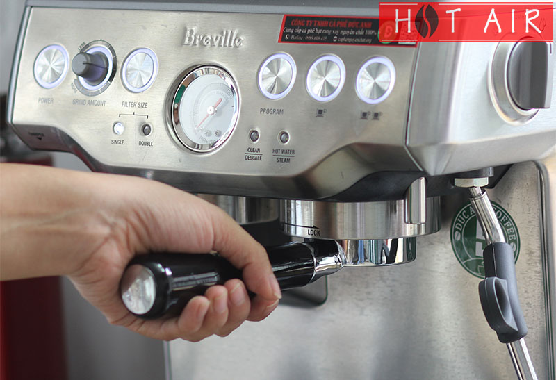 Làm nóng tay cầm máy pha cà phê trước khi sư dụng máy pha cà phê breville
