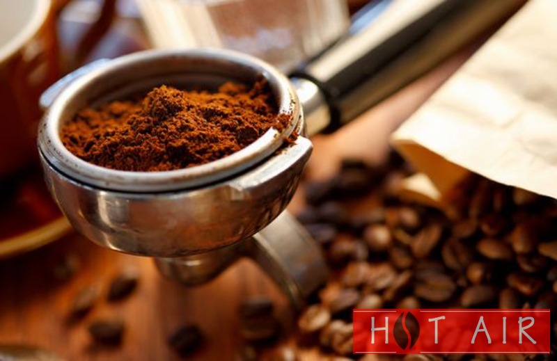 Cho cafe vào bộ lọc - Cách pha cà phê espresso