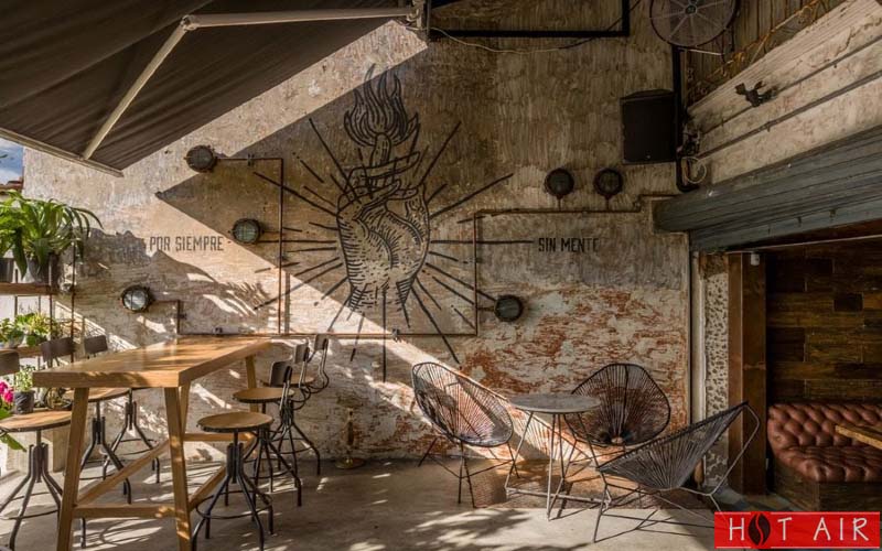 Cách trang trí quán cà phê theo phong cách Rustic cũng mang tính cổ kính nhưng bụi bặm